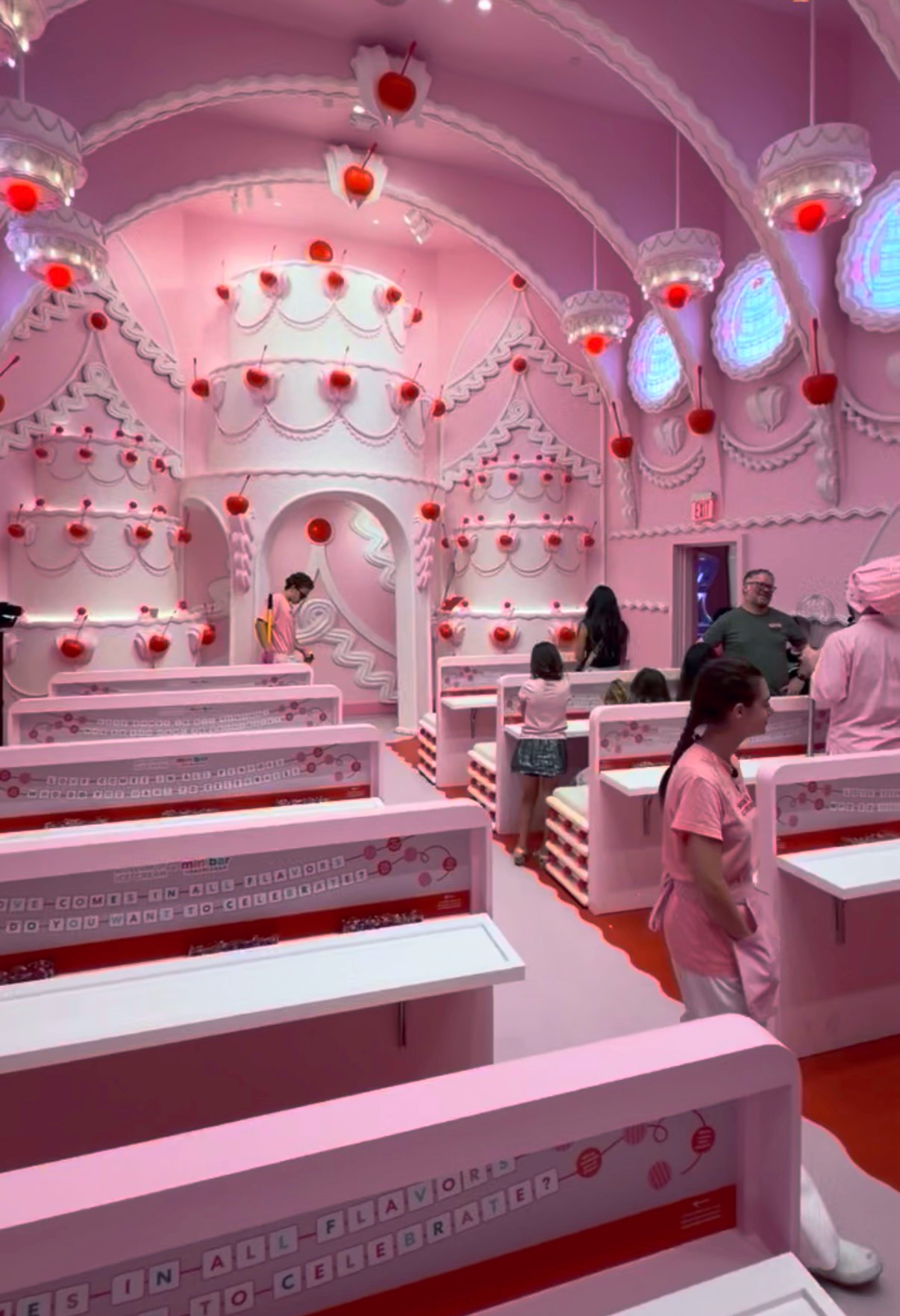 Capilla de bodas rosa con forma de pastel en el Museum of Ice Cream
