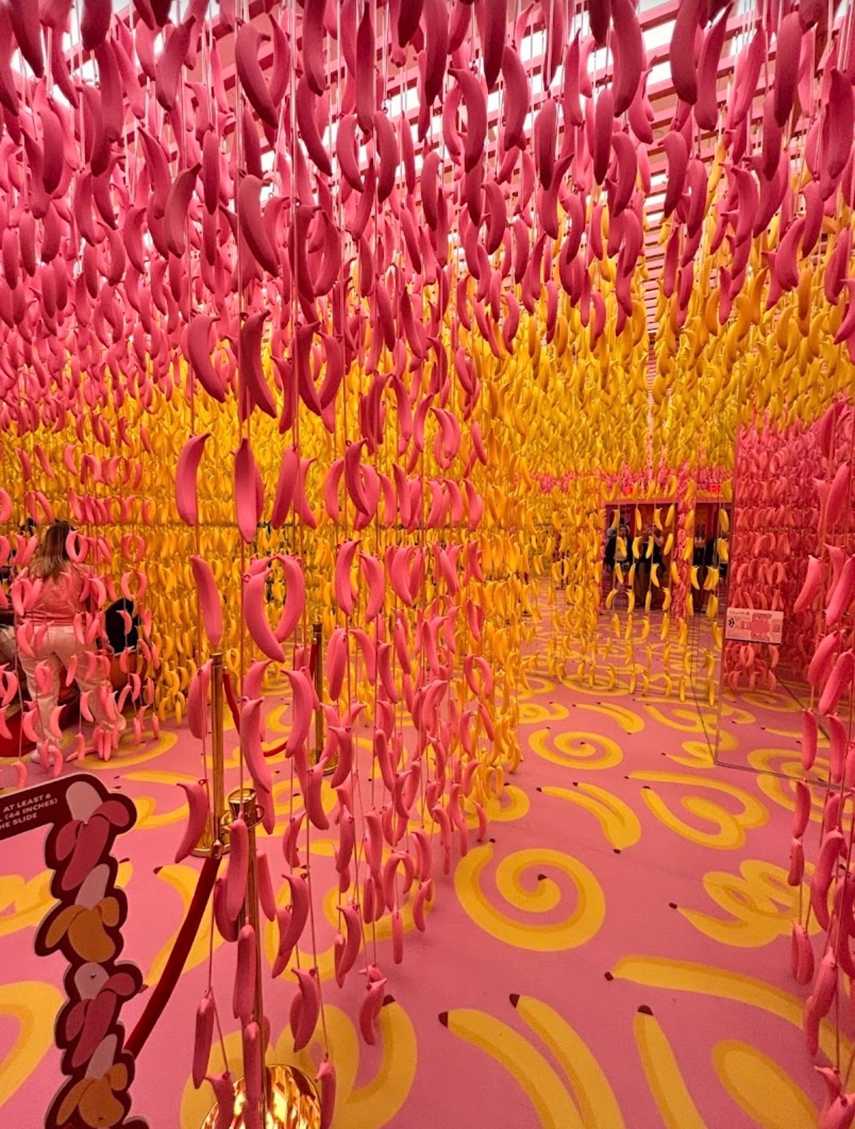 Instalación de bananas rosadas y amarillas diseñada para fotografías