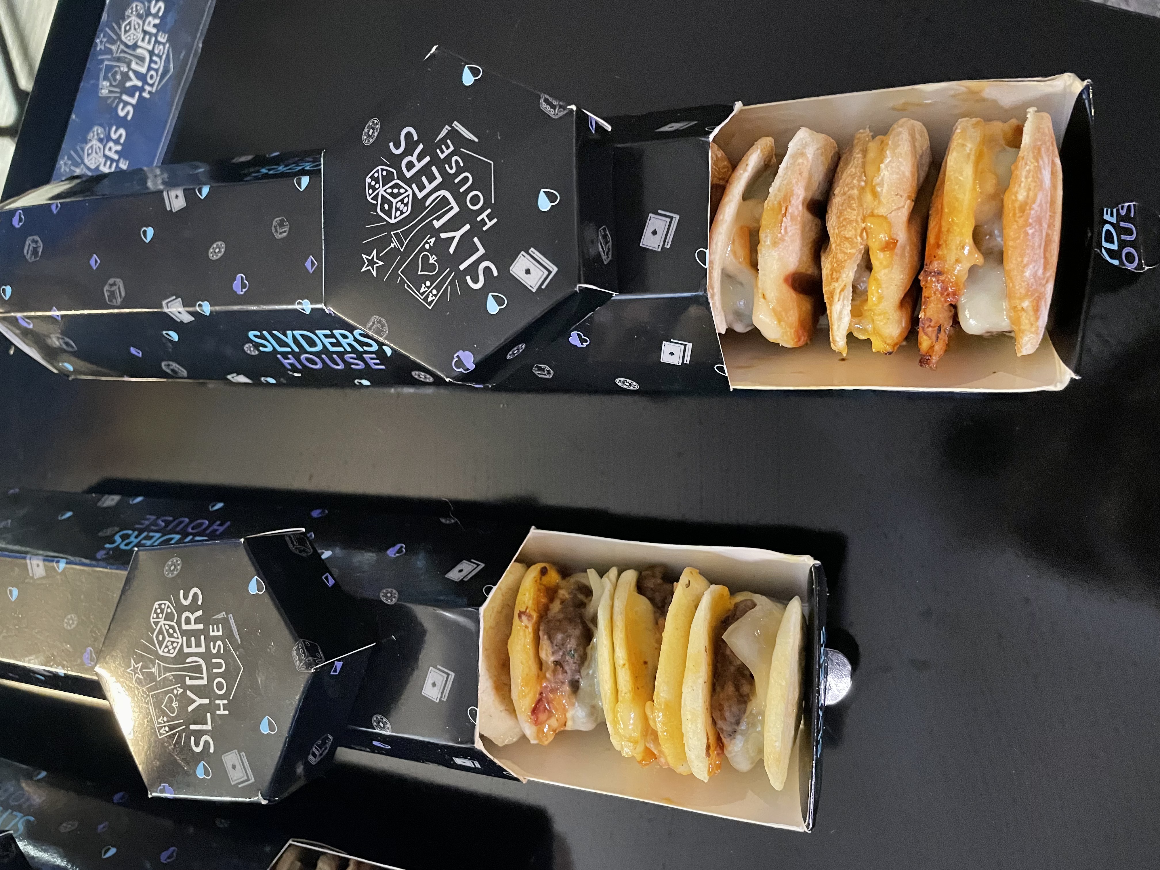 Slyders House mini hamburguesas en su caja artesanal